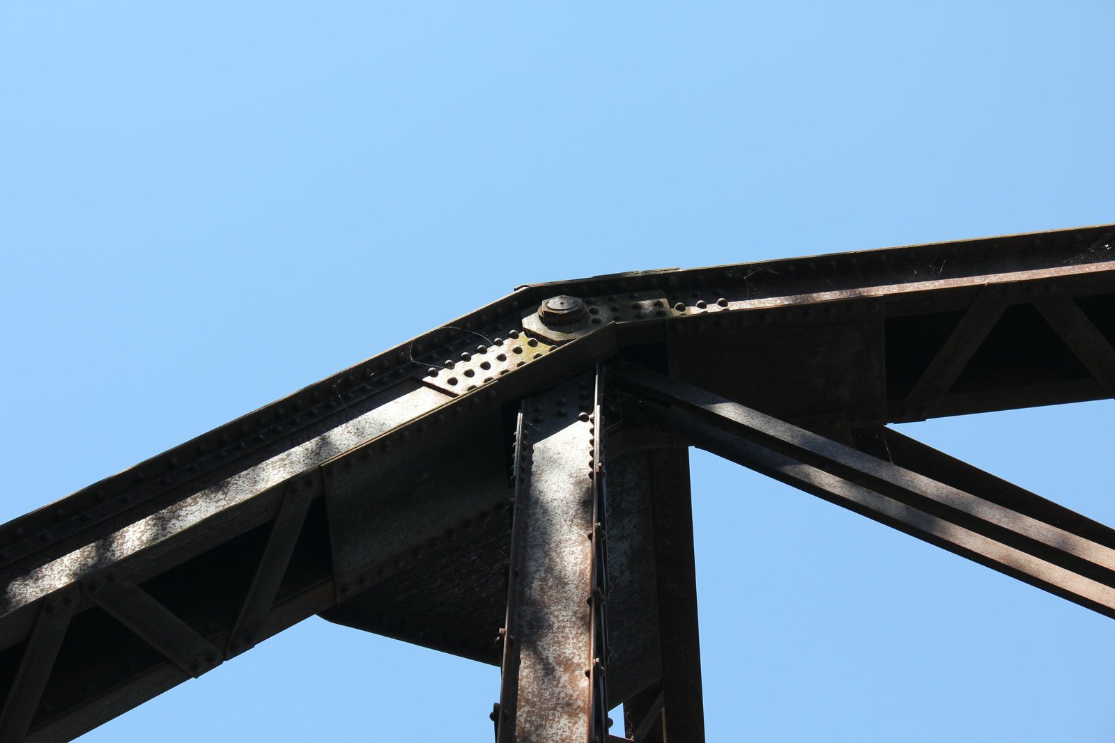 Upper angle connection